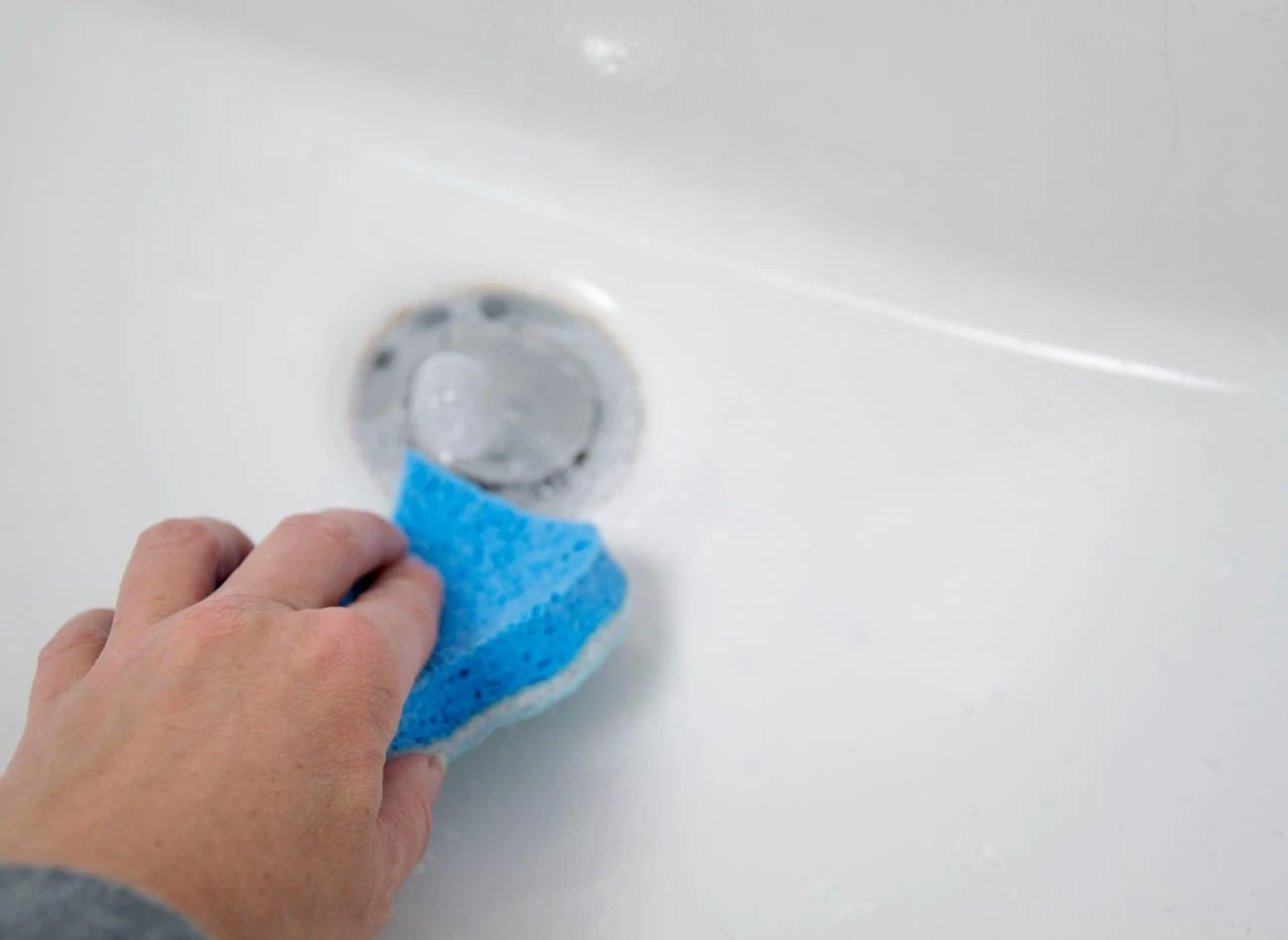 Pasta ze skórek mandarynki sprawdza się jako środek czyszczący do armatury łazienkowej.