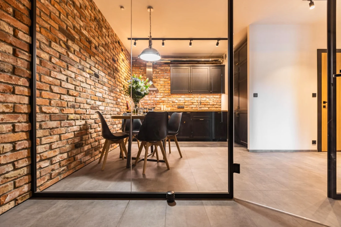 Ceglane akcenty dodają szyku i charakteru wnętrzu