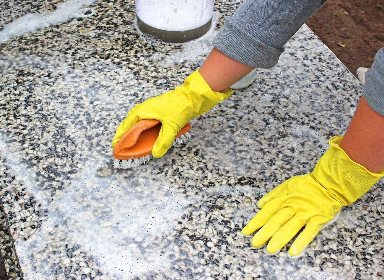 Podczas mycia pomnika należy używać wyłącznie szczotek z miękkim włosiem, aby nie zarysować jego powierzchni