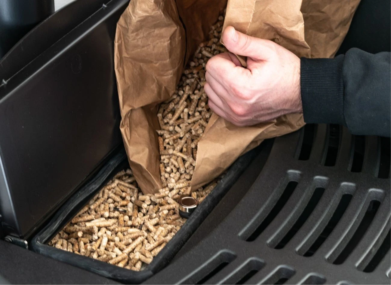 Pellet wysokiej klasy powinien mieć jednolity, jasny odcień – od jasnobrązowego po słomk owy.