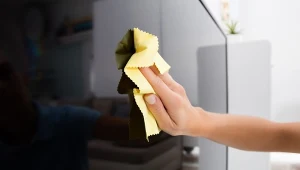 Jak wyczyścić ekran telewizora, by wyglądał jak nowy i idealnie działał.