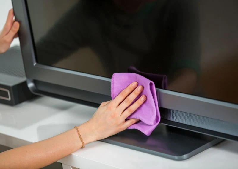 Nie ignoruj czyszczenia ekranu telewizora, bo możesz trwale uszkodzić urządzenie.