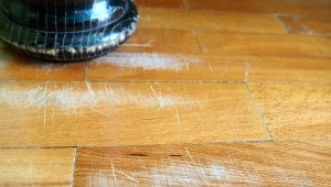 Porysowane podłogi zdarzają się niemal w każdym domu, ale jest na to sposób.