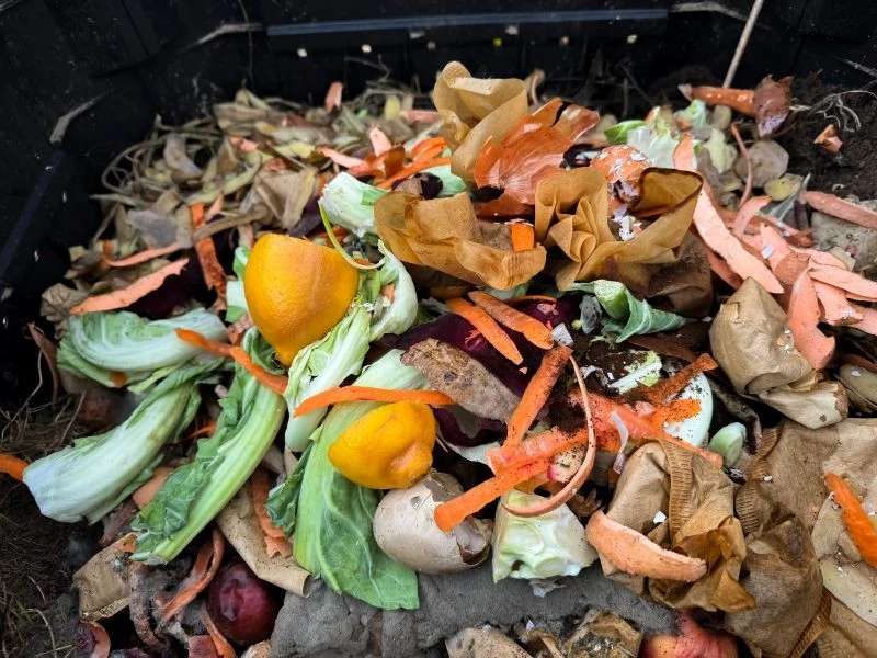 Przed zimą kompostownik trzeba zabezpieczyć, aby rozkład resztek się nie zatrzymał