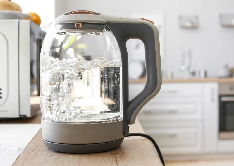 Zadbaj o czajnik elektryczny, by zużywał mniej energii.