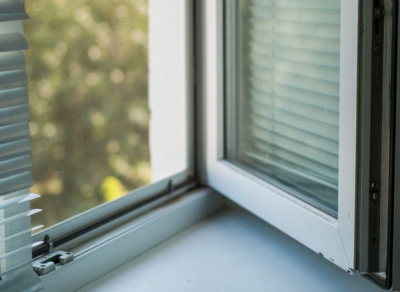 Najefektywniejsze jest tzw. wietrzenie krzyżowe – otwarcie dwóch przeciwległych okien na 3–5 minut.