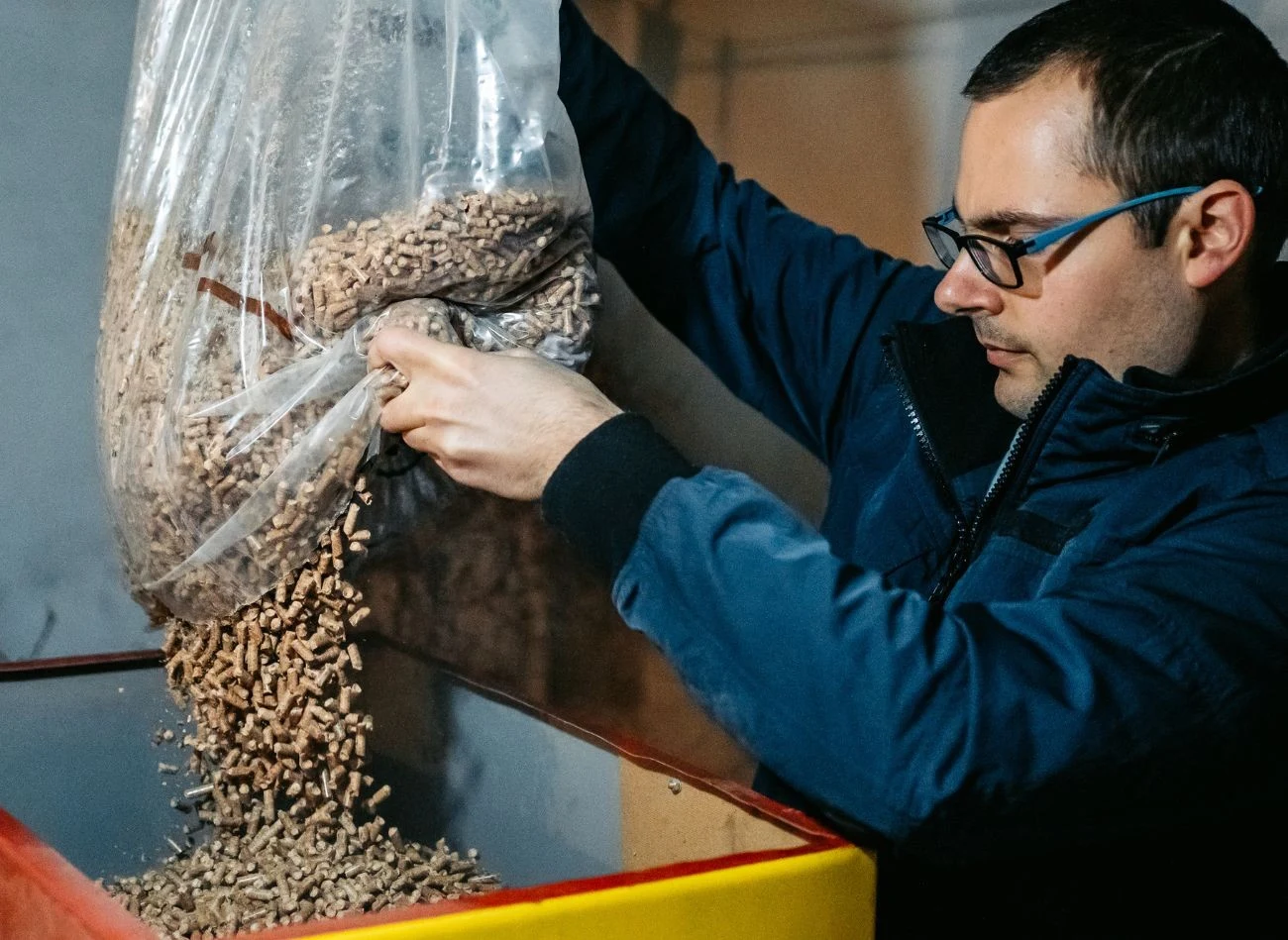 Piec na pellet to rozwiązanie dla osób, które są gotowe poświęcać czas na samodzielną obsługę