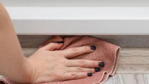 Najlepsze domowe sposoby na czyszczenie listew przypodłogowych.