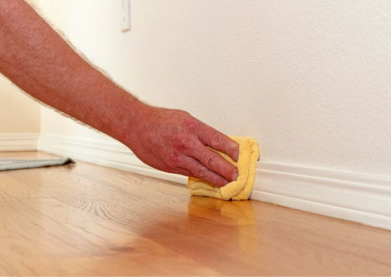 Podczas mycia podłóg nie zapomnij o listwach przypodłogowych.