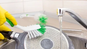 Wyczyszczenie przypalonej patelni nie jest proste, ale istnieją na to różne sposoby./123RR.com