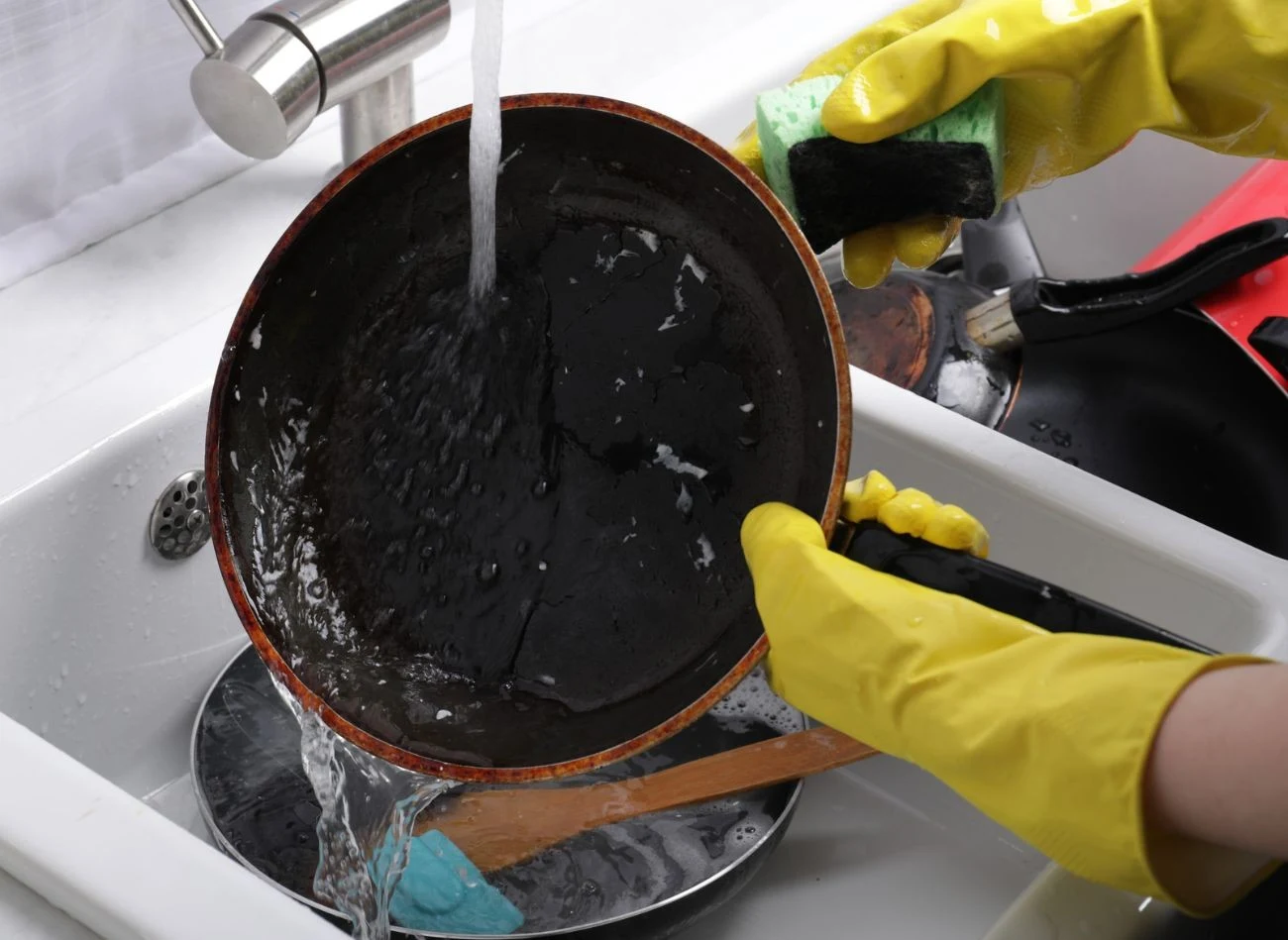 Patelnia wymaga przede wszystkim czyszczenia od spodu, gdzie osadzają się zabrudzenia.