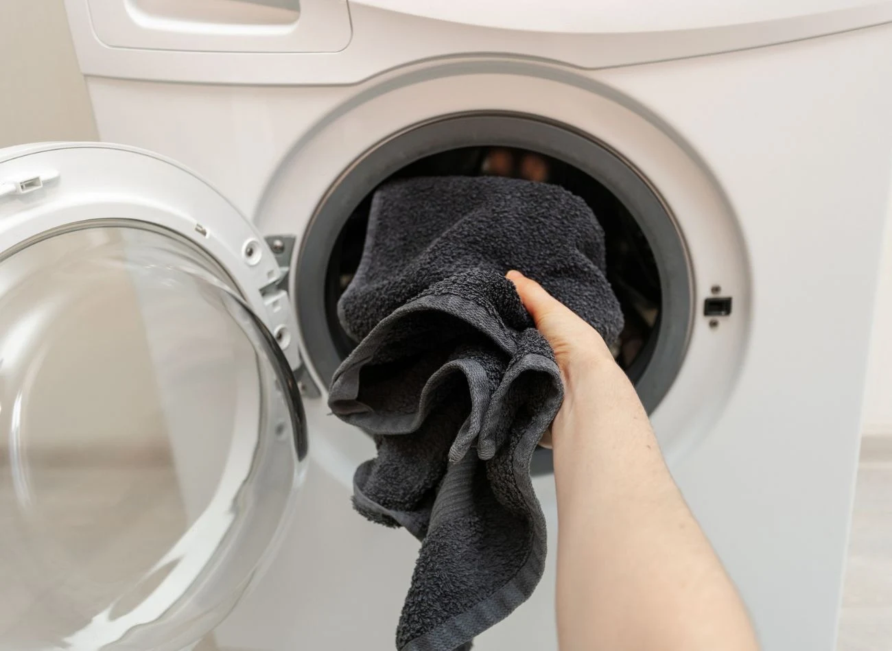 Pranie ręczników w zbyt wysokiej temperaturze (np. 90°C) może prowadzić do kurczenia włókien i utraty elastyczności.