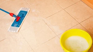 Aby przywrócić jasny kolor fug, wystarczą dwa składniki.