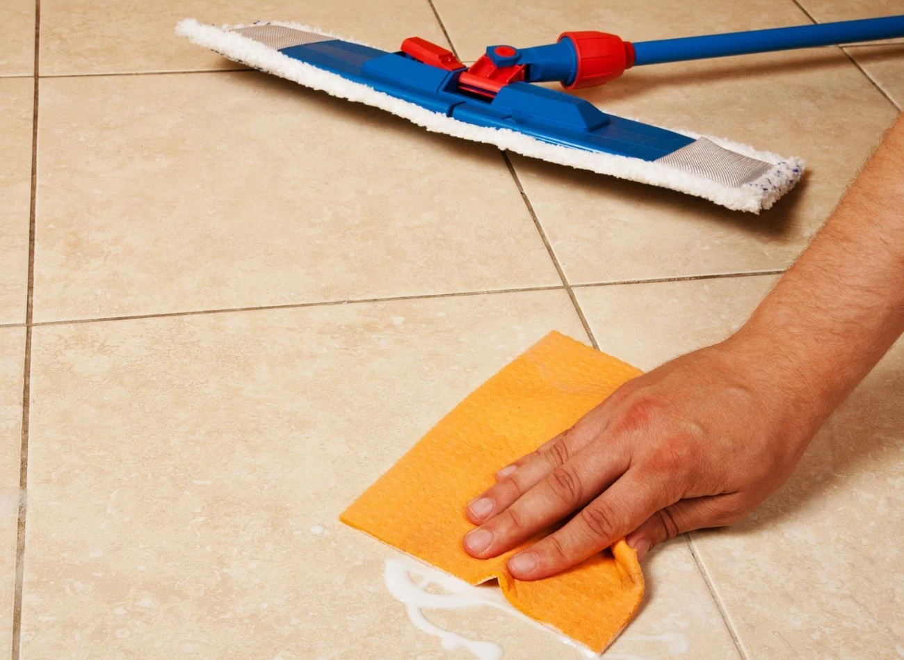 Po gruntownym oczyszczeniu warto zabezpieczyć fugi przed szybkim zabrudzeniem. Impregnaty do spoin tworzą niewidzialną warstwę ochronną.