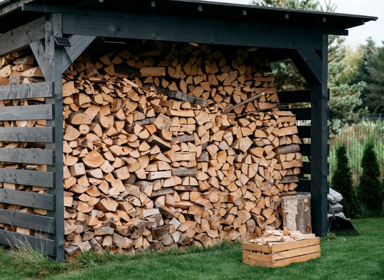 Im drewno jest gęstsze, tym więcej energii zawiera i tym dłużej utrzymuje żar.