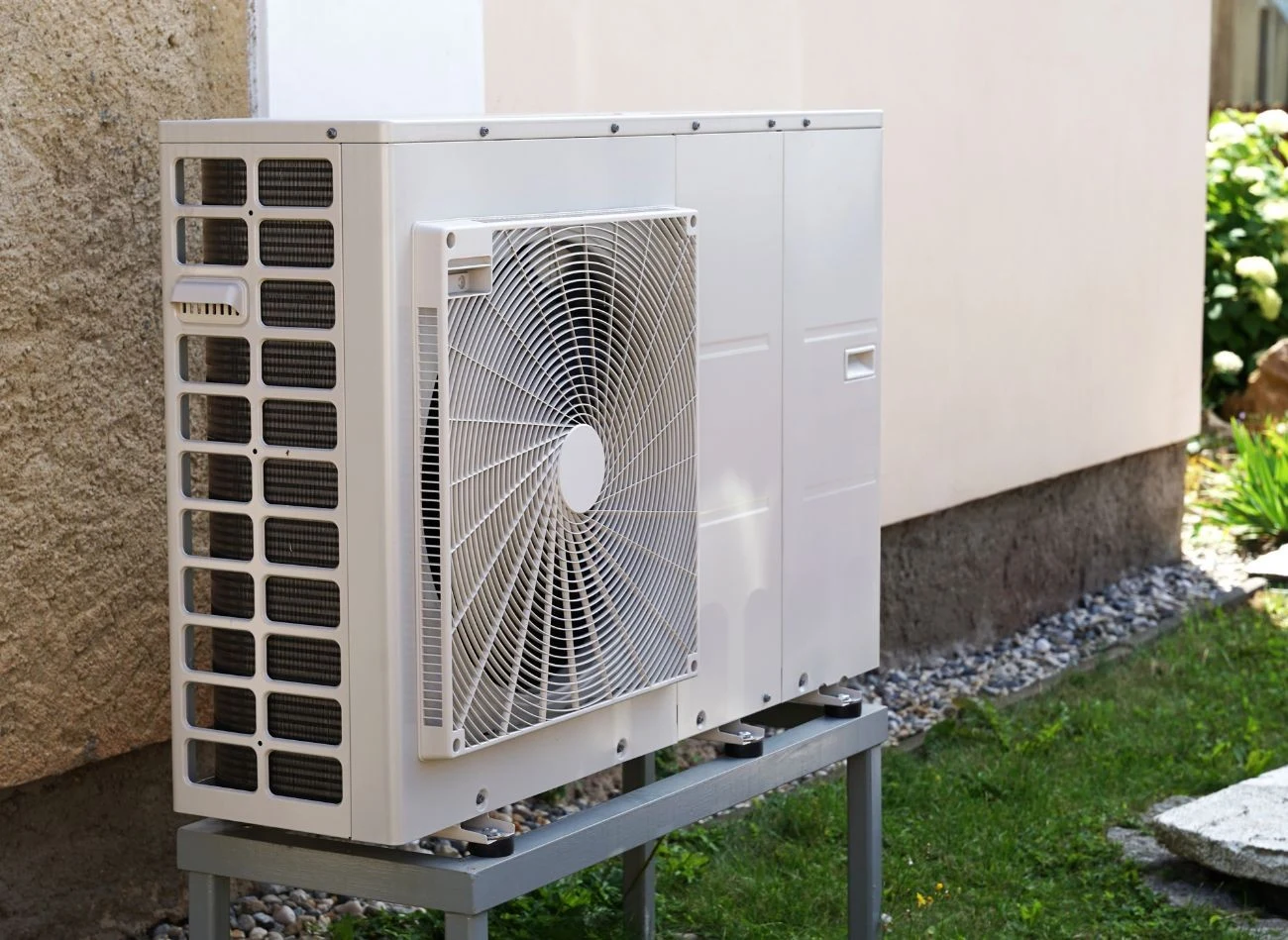 Duża pompa wiąże się również z wyższymi kosztami zakupu oraz instalacji – często wymaga większych zasobników ciepła i rozbudowanej automatyki.