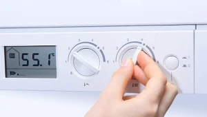 Temperatura ustawiona na piecu i regulowana przez sterownik pełnią różne funkcje, choć są ze sobą ściśle powiązane.