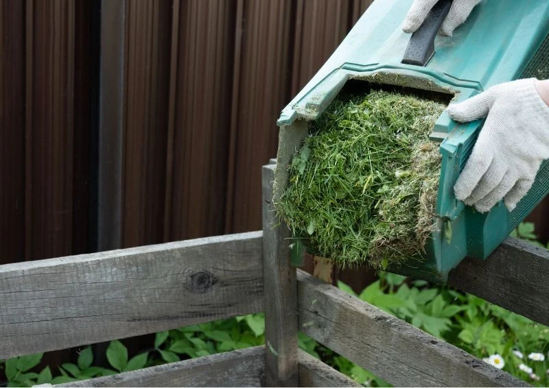 Nadmierna ilość trawy w kompostowniku może powodować brzydki zapach