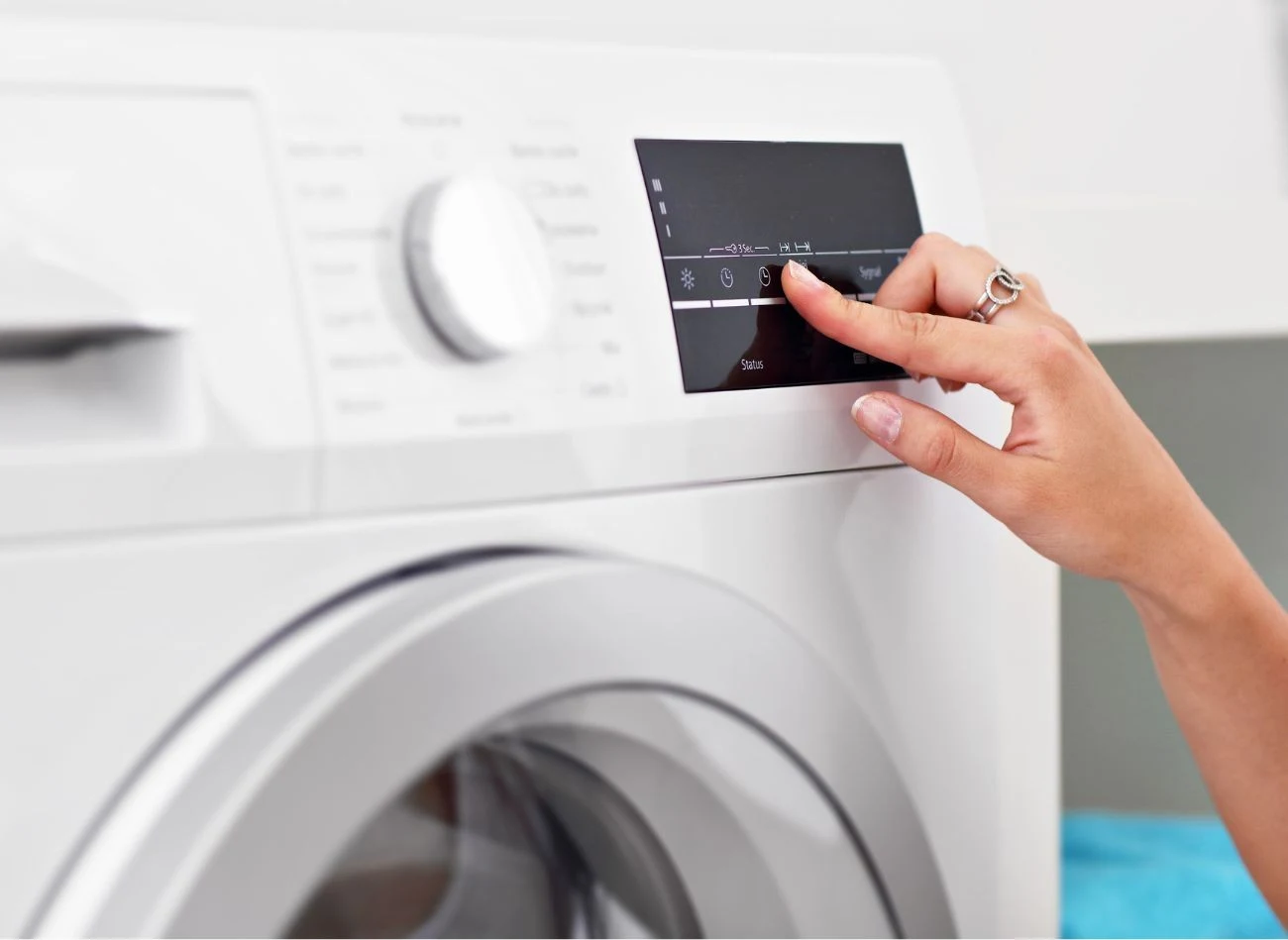 Aby wspomóc działanie domowych środków czyszczących, należy ustawić program prania z wysoką temperaturą od 60 do 90°C