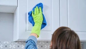 Na brudne szafki kuchenne wypróbuj niezawodne, domowe mieszanki.