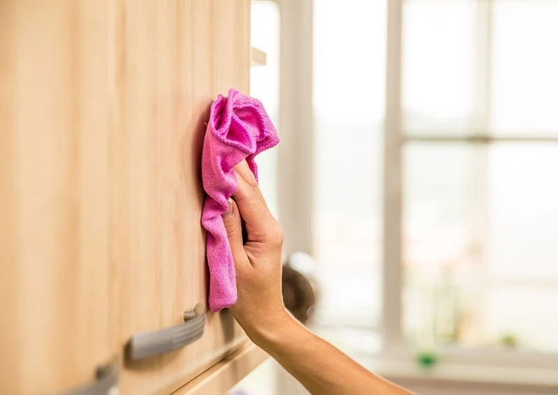 Wycieraj szafki kuchenne miękkimi ściereczkami z mikrofibry.