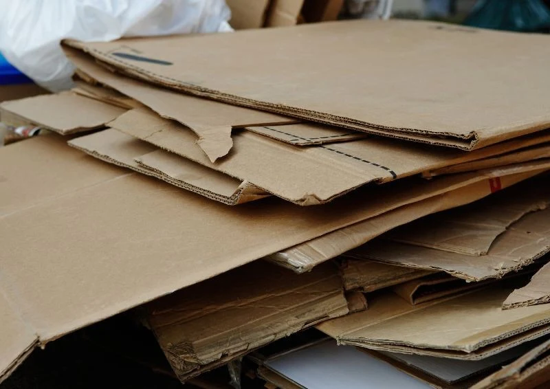 Do ściółkowania nadają się czyste kartony bez nadruków i folii.