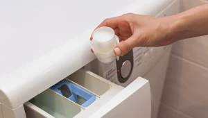 Jak płyn do płukania wpływa na tkaniny i pralkę?