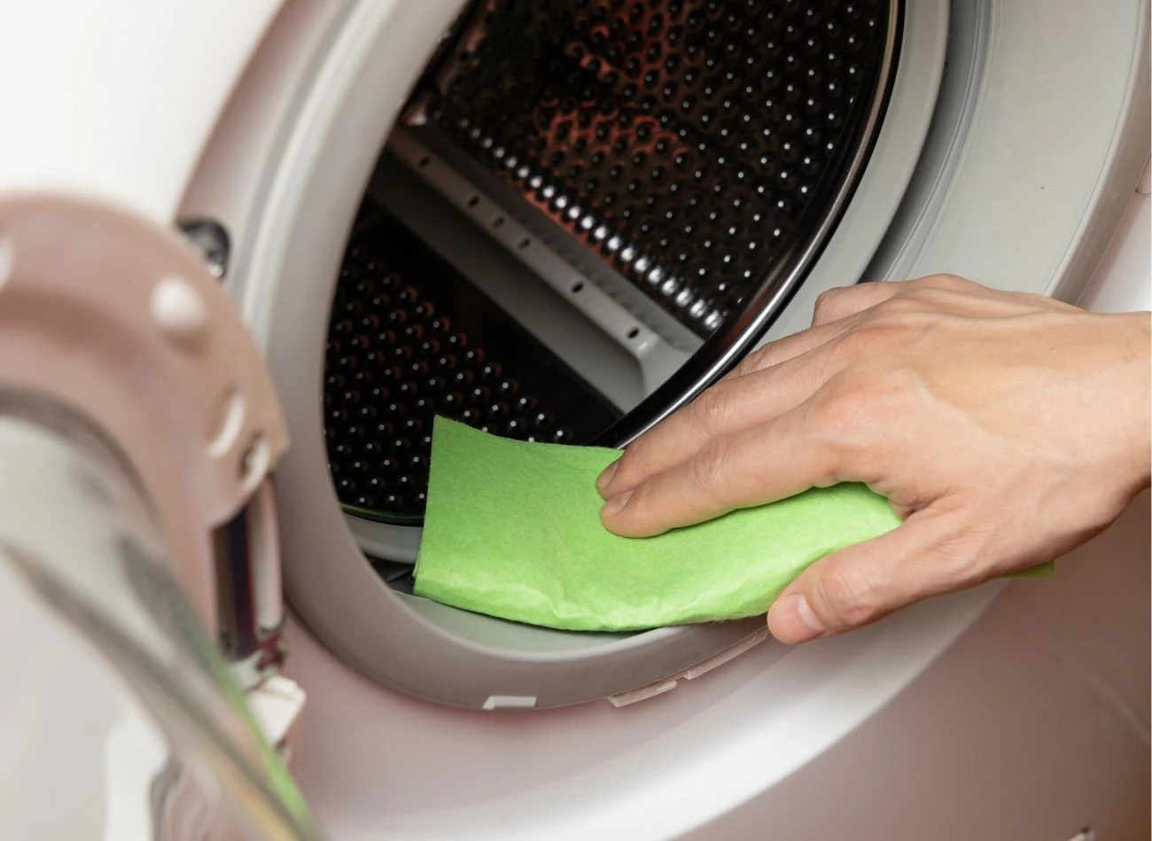 Kupne płyny do płukania z czasem mogą osadzać się w zakamarkach pralki.