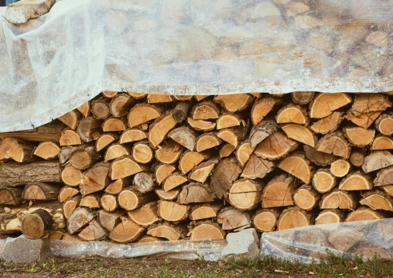 Przechowywanie drewna ma ogromne znaczenie, by później dobrze się spalało i dawało dużo ciepła.