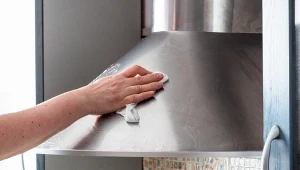 Podpowiadamy, jak bez wysiłku wyczyścić okap kuchenny z tłuszczu.