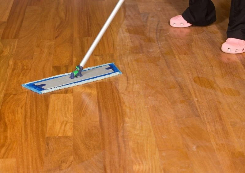 Zawsze wycieraj podłogę zgodnie z ułożeniem paneli, by uniknąć smug.