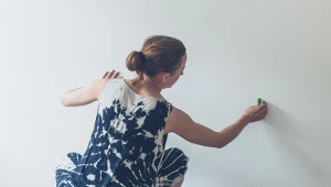 Jak usunąć plamy ze ścian i nie zniszczyć farby. Ten sposób jest genialny