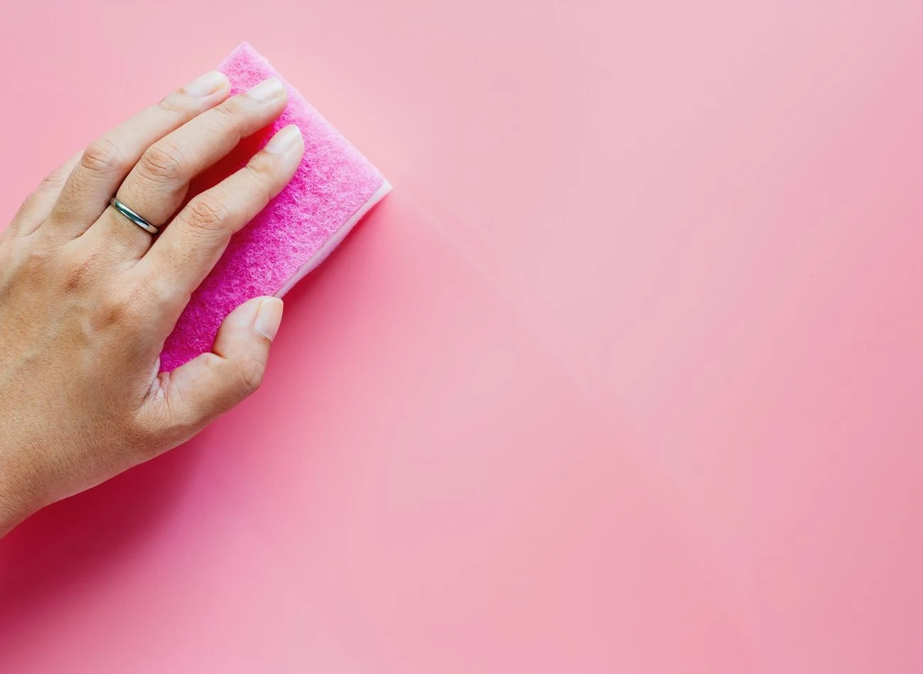 Dobór środków czyszczących ma duże znaczenie dla stanu powłoki, dlatego ściany pomalowane farba