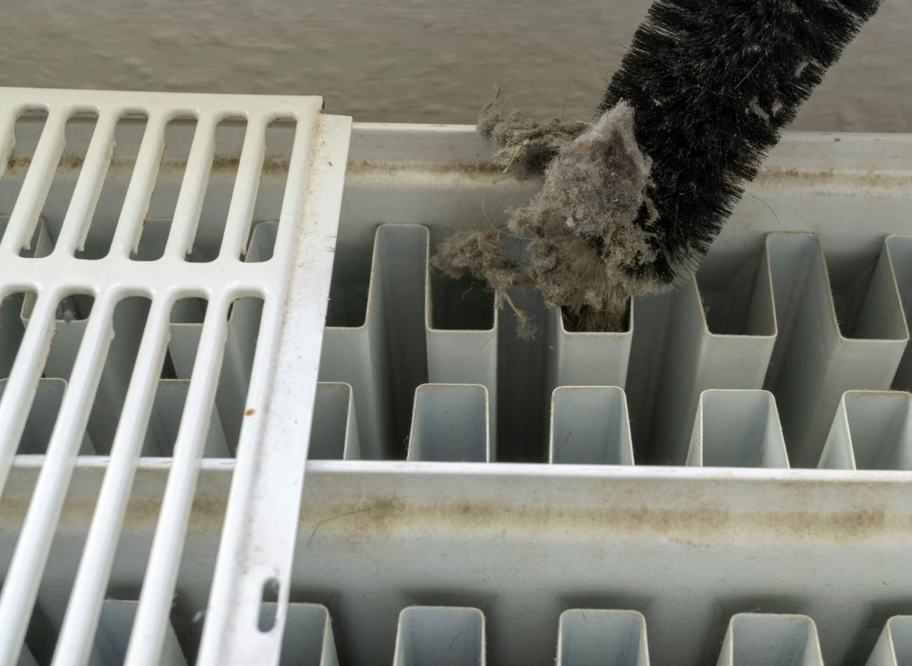 Delikatne zwilżenie szczotki do czyszczenia grzejników pozwala na bardziej efektywne zbieranie kurzu