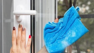 Mycie okien bez smug to trudna sztuka, ale domowa mikstura ci w tym pomoże.