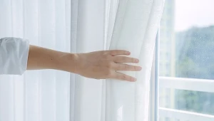 Na żółknięcie i szarzenie tkanin duży wpływ ma słońce.