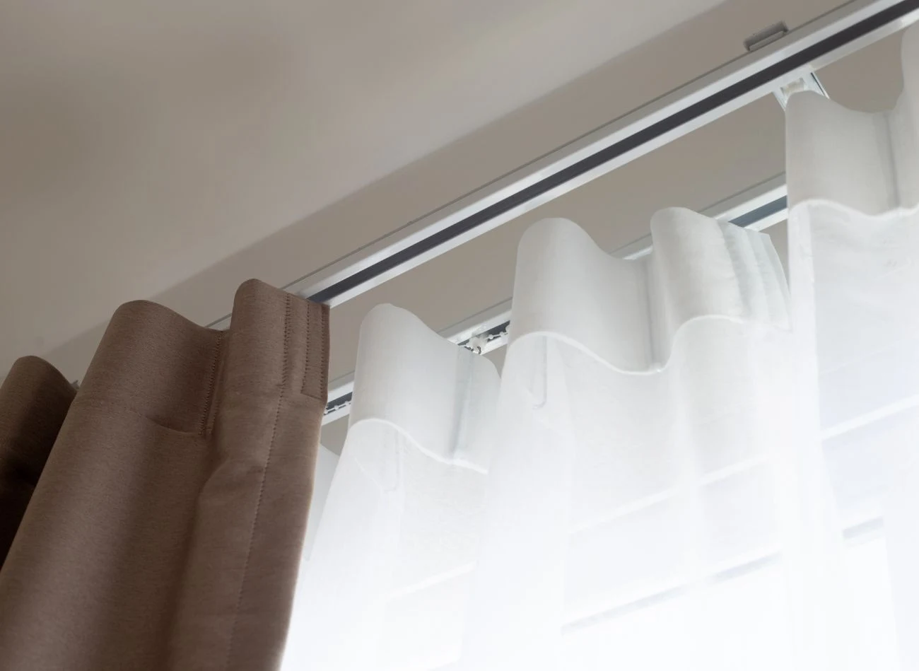 W normalnych warunkach białe firanki powinno się prac co trzy miesiące.