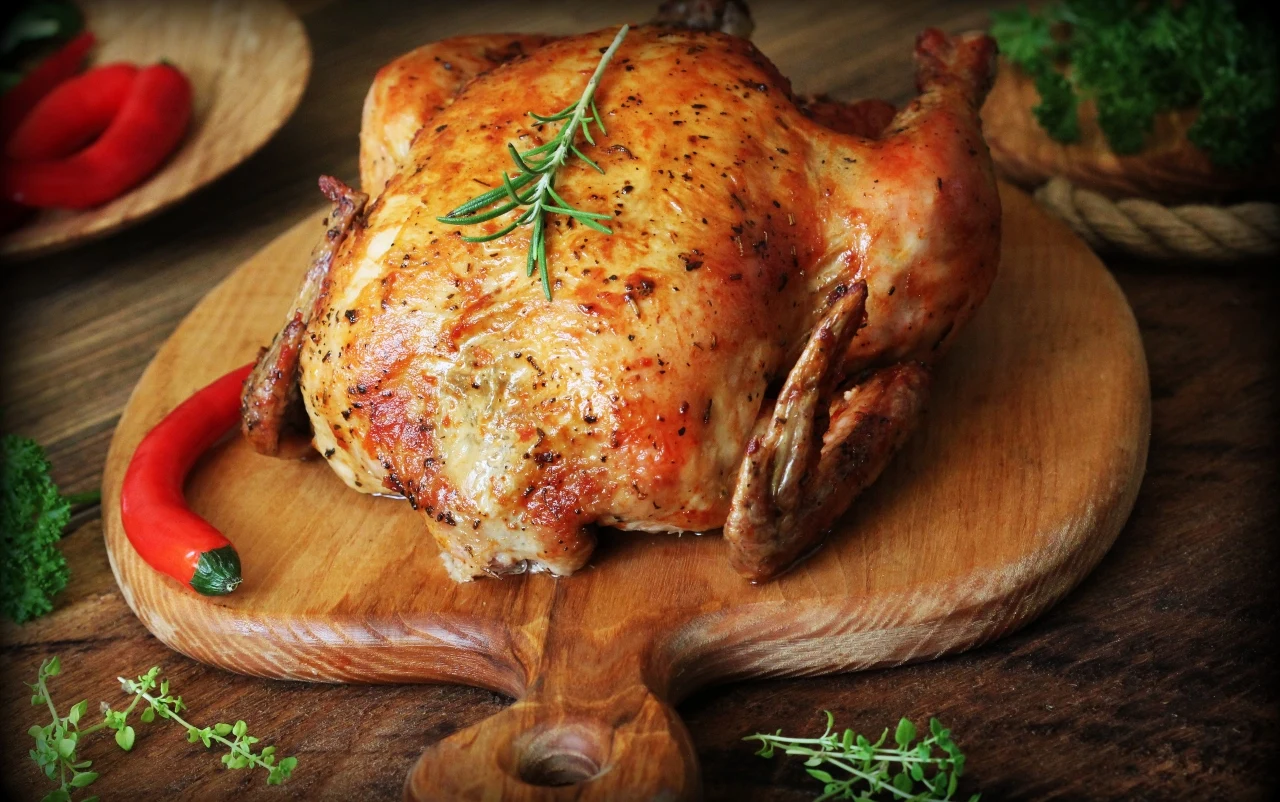 Kurczak pieczony w całości po polsku – pomysł na niedzielny obiad jak u babci