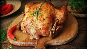 Kurczak pieczony po polsku z farszem z chałki i wątróbki – klasyka w nowoczesnym wydaniu