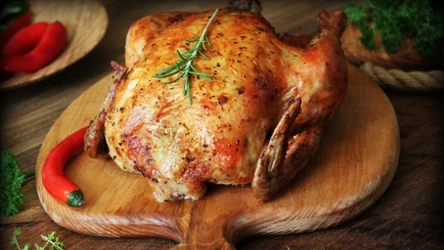Kurczak pieczony po polsku z farszem z chałki i wątróbki – klasyka w nowoczesnym wydaniu