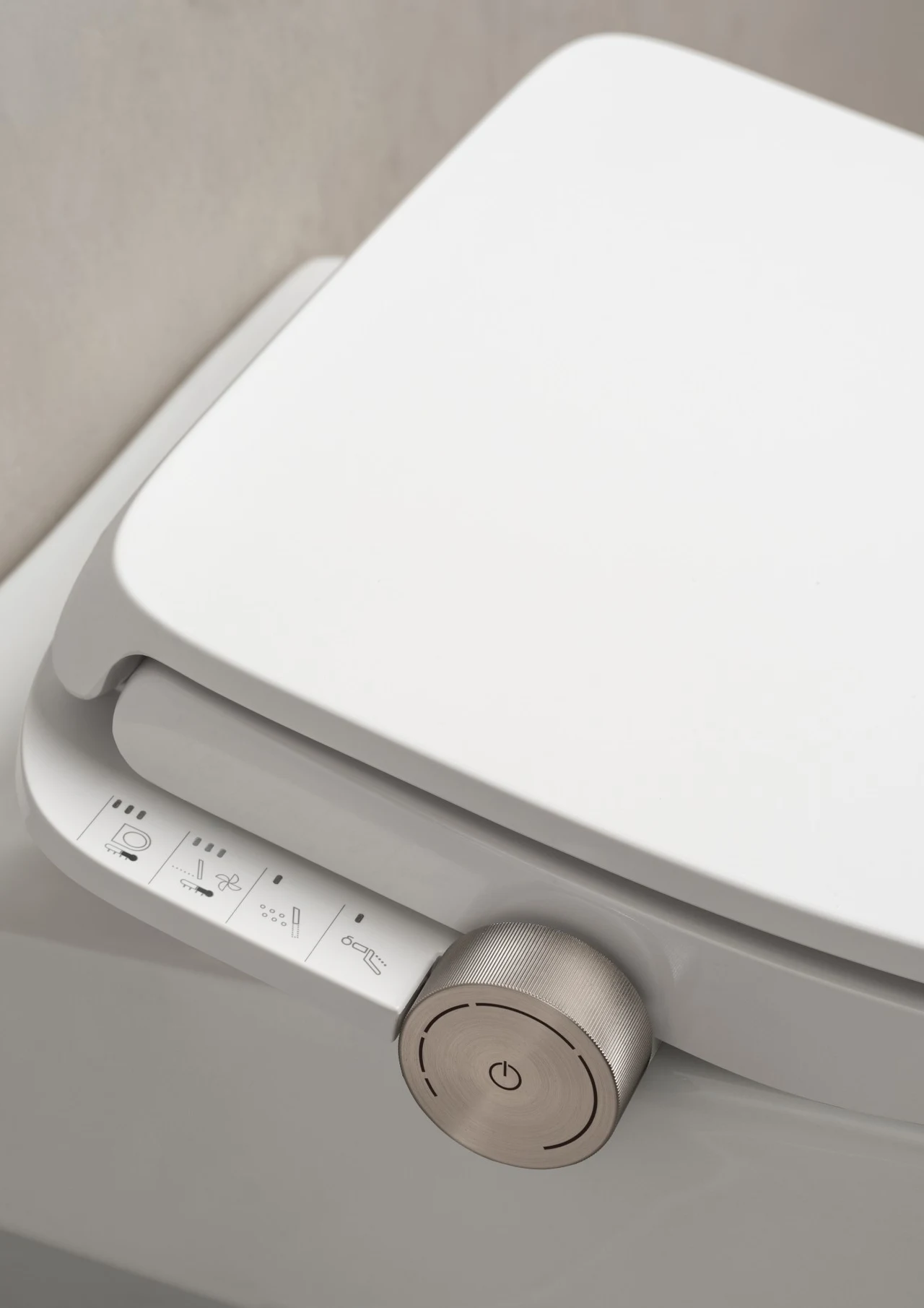 Panel boczny oraz ergonomiczne pokrętło pozwalają łatwo regulować temperaturę wody, siłę strumienia i pozycję dyszy