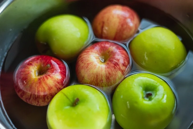 Do długoterminowego przechowywania nadają się wyłącznie zdrowe i nieuszkodzone jabłka. Patent z gorąco wodą na długo je "konserwuje".
