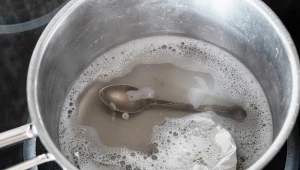 Nie soda i nie ocet. Ten patent najlepiej czyści pociemniałe sztućce