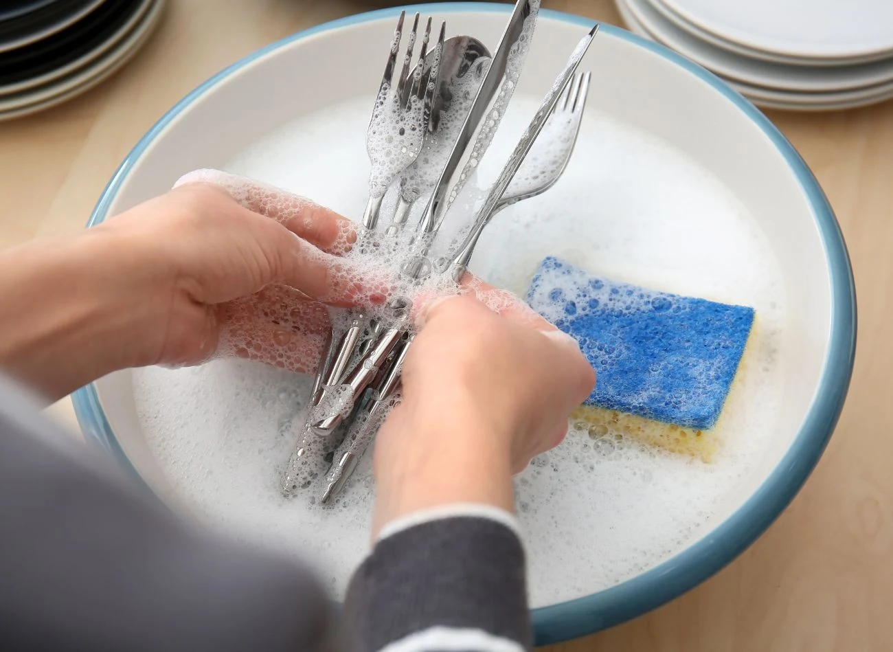 Istnieje przynajmniej kilka sposobów na wyczyszczenie zaśniedziałych sztućców. Fot. pixelshot