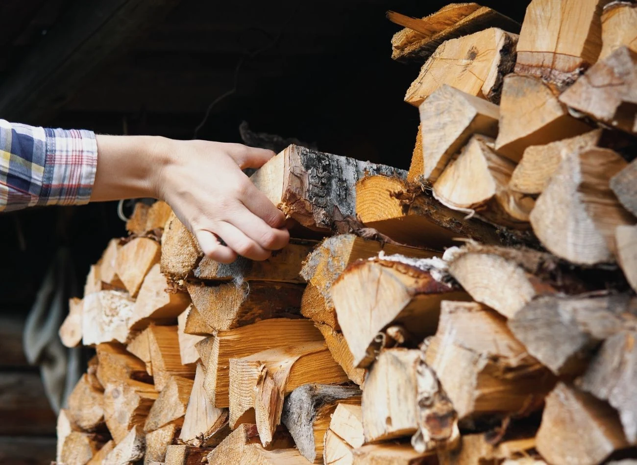 Drewno sprzedawane luzem, np. w metrach sześciennych, jest zazwyczaj tańsze niż to pakowane w worki lub palety.