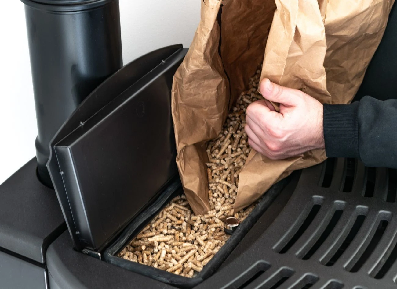 W trakcie sezonu grzewczego piec na pellet powinien być regularnie czyszczony.