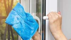 Podczas mycia okien bardzo często zostają smugi. Jak temu zaradzić?