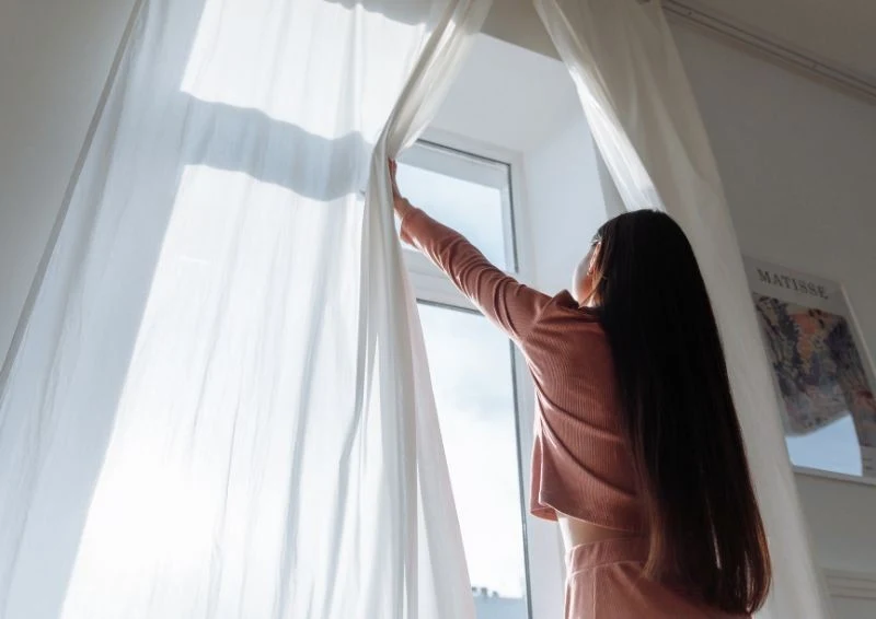 Regularne pranie i odpowiednie przechowywanie to klucz do śnieżnobiałych firanek