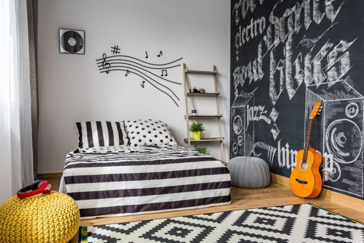 Leroy Merlin oferuje różne warianty farby tablicowej: matowe, z połyskiem, klasycznie czarne lub kolorowe