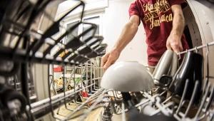 Współczesne zmywarki oferują wiele programów, które można dopasować do rodzaju zabrudzeń i typu naczyń